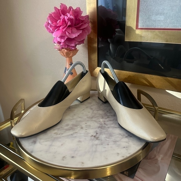 Vintage Stuart Weitzman Gold Embossed Block Heel Pumps Size 10.5 AA - Picture 2 of 7